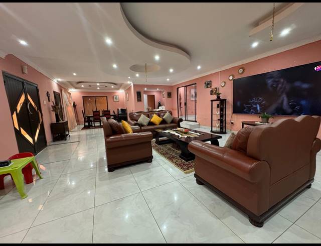 5 BEDROOM HOUSE FOR SALE IN MPOPHOMENI
